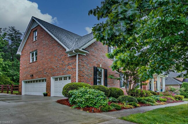 6110 Chalet Dr in Oak Ridge, NC - Building Photo - Building Photo