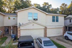 Creek Cove Villas in Dallas, TX - Building Photo