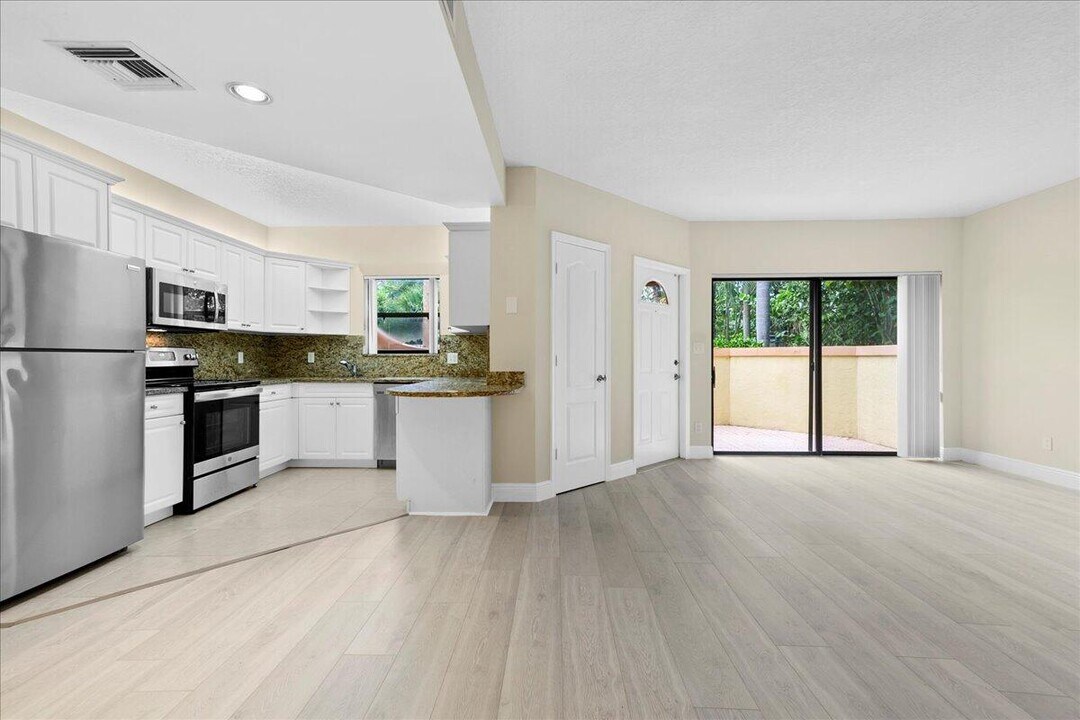 41 Uno Lago Dr in North Palm Beach, FL - Building Photo