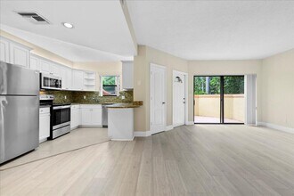 41 Uno Lago Dr in North Palm Beach, FL - Building Photo - Building Photo