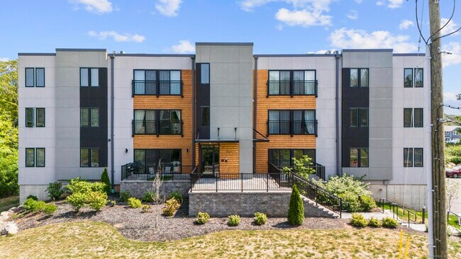 245 E Main St in Branford, CT - Building Photo - Building Photo