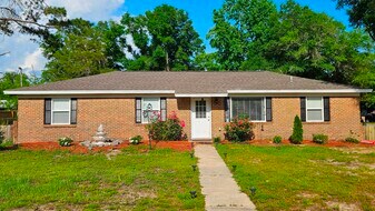 1202 Sunshine Dr in Crestview, FL - Building Photo