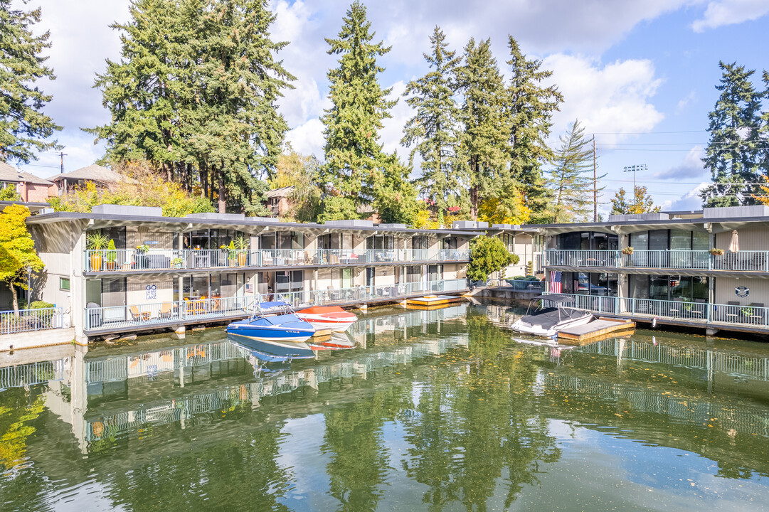 Villas on Lake Oswego in Lake Oswego, OR - Building Photo