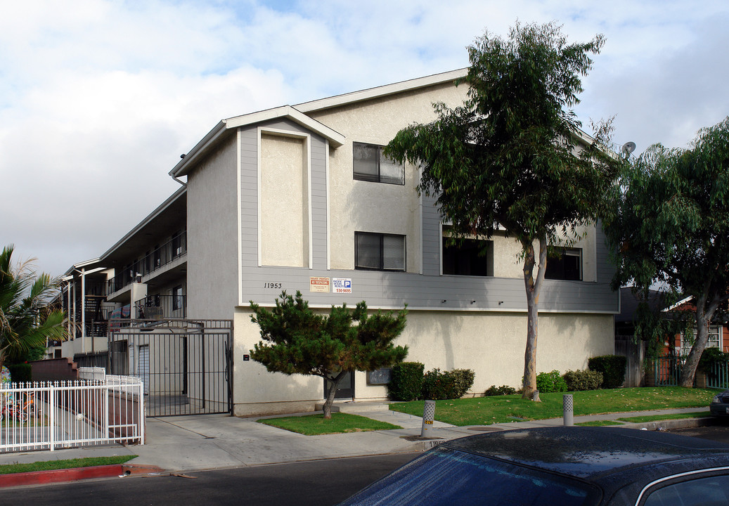 11953 Eucalyptus Ave in Hawthorne, CA - Building Photo