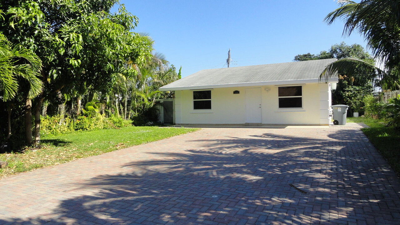 7804 Terrace Rd in Lantana, FL - Building Photo