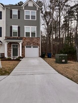 145 Big Wds Dr in Poquoson, VA - Building Photo