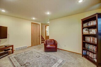 2654 N 124th St in Wauwatosa, WI - Building Photo - Building Photo