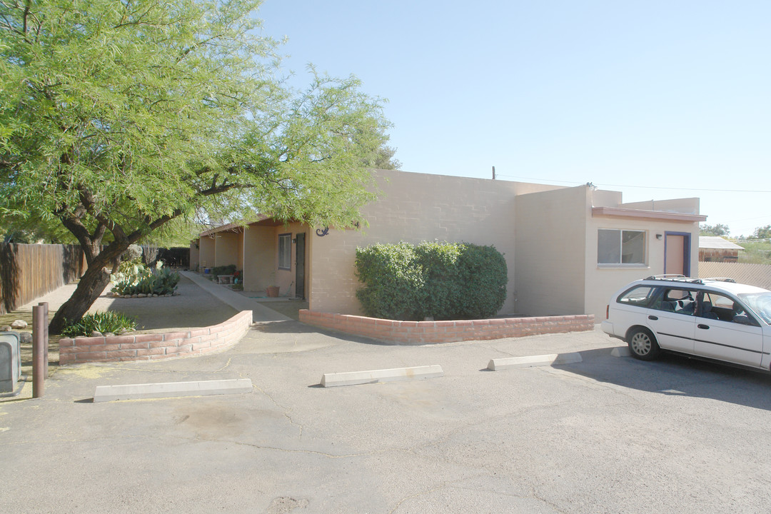 1734 E Hedrick Dr in Tucson, AZ - Foto de edificio