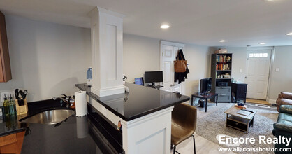 608 Washington St, Unit C in Brookline, MA - Foto de edificio - Building Photo