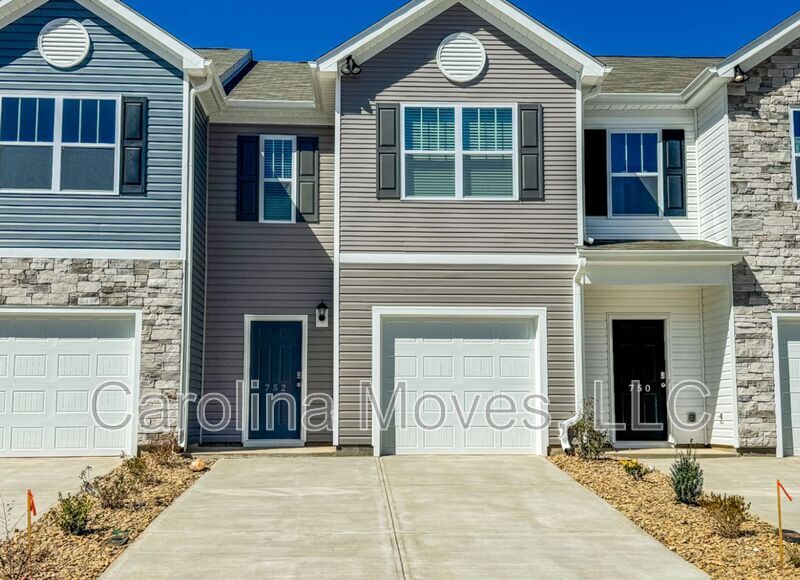 752 Embark Cir in Greer, SC - Building Photo