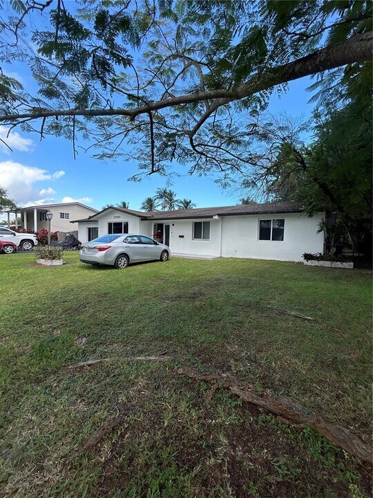 17521 SW 93rd Ave in Palmetto Bay, FL - Foto de edificio