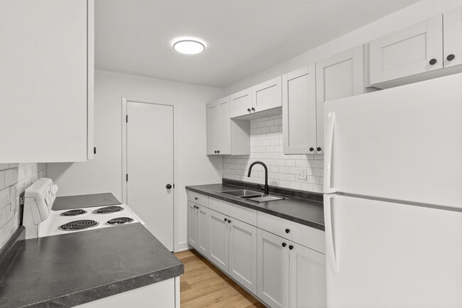 Crossroad Apartments in Des Moines, IA - Building Photo - Building Photo