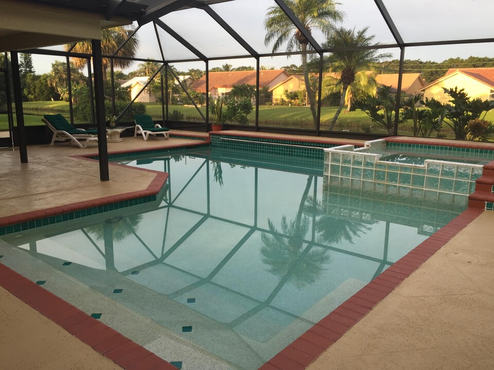 9775 Sun Pointe Dr in Boynton Beach, FL - Building Photo