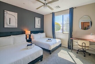 777 E Stella Ln in Phoenix, AZ - Building Photo - Building Photo