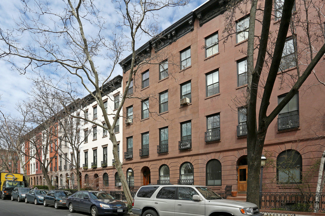 471 W 22nd St in New York, NY - Building Photo