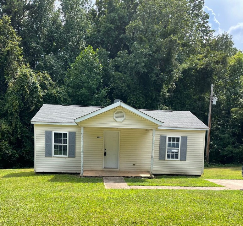 1027 Mountain Crest Dr in Kings Mountain, NC - Building Photo