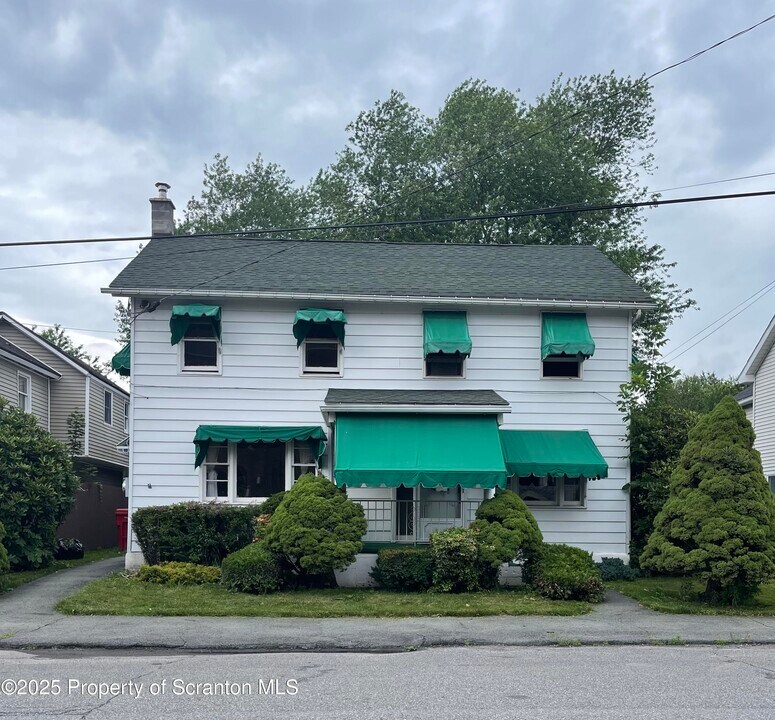 623 Madison Ave in Jermyn, PA - Building Photo