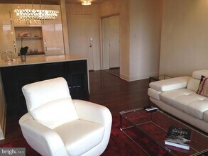 10401 Grosvenor Pl in Rockville, MD - Foto de edificio - Building Photo