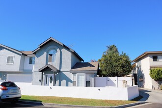 10535 Myrtle St in Downey, CA - Foto de edificio - Building Photo