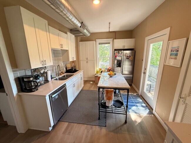 1327 Jefferson St NE, Unit 2 in Minneapolis, MN - Foto de edificio - Building Photo