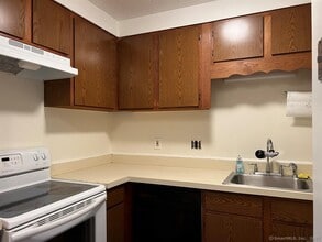 11 Burnham St in Plymouth, CT - Building Photo - Building Photo