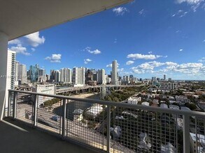 10 SW South River Dr in Miami, FL - Building Photo - Building Photo