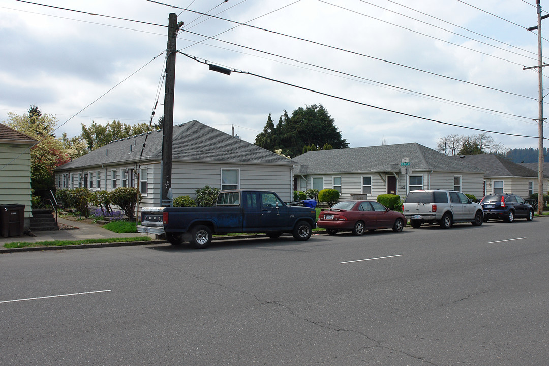 9050 SE Stark St in Portland, OR - Building Photo