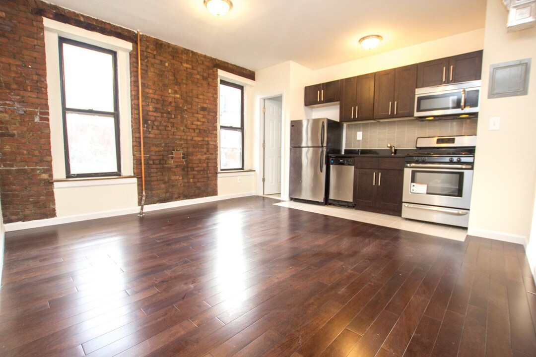 403 E 69th St in New York, NY - Building Photo