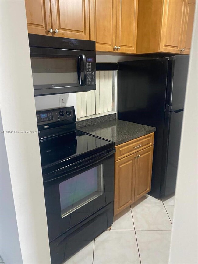 8560 N Sherman Cir in Miramar, FL - Building Photo - Building Photo