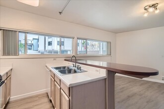 833 Capistrano Pl in San Diego, CA - Foto de edificio - Building Photo