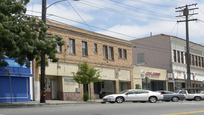 5842 Walnut St in Oakland, CA - Building Photo - Building Photo