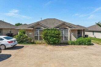 PRE-LEASE August 2026!! Great Location for in College Station, TX - Foto de edificio - Building Photo