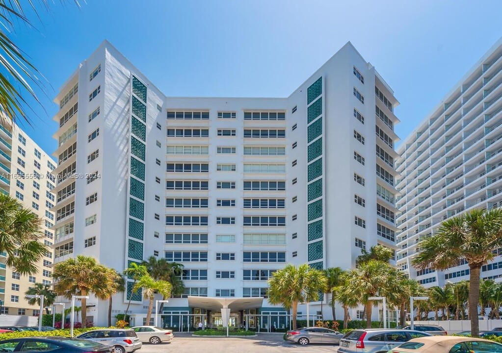 4925 Collins Ave, Unit 3f in Miami, FL - Foto de edificio