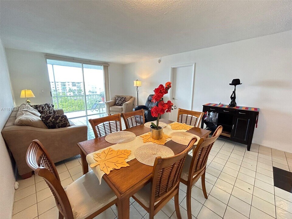 2980 Point E Dr in Aventura, FL - Foto de edificio