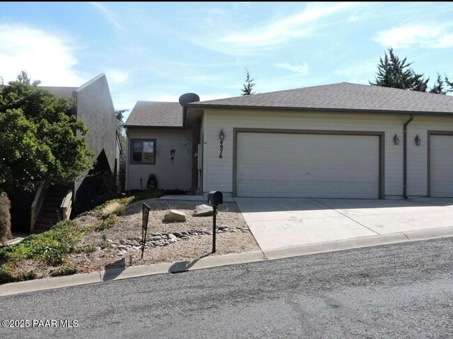 property at 4976 Summit Cir