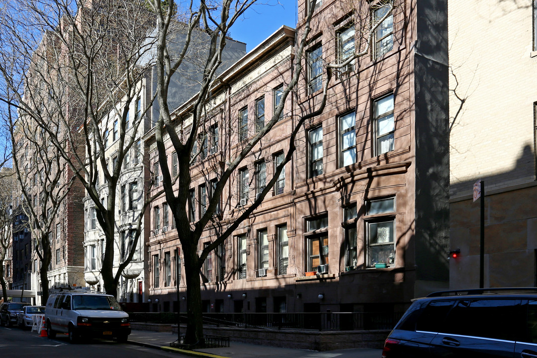 17 W 90th St in New York, NY - Building Photo