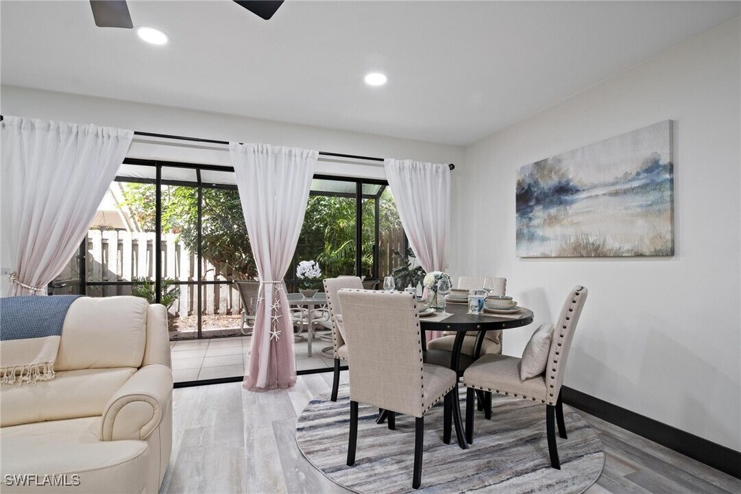 860 Meadowland Dr in Naples, FL - Building Photo