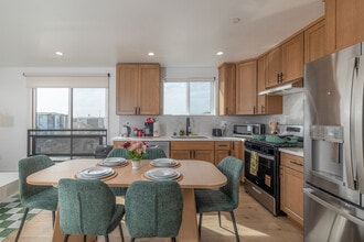 1223 W 37th Dr in Los Angeles, CA - Building Photo - Interior Photo