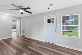 1104 Southampton Dr in Angleton, TX - Building Photo - Building Photo