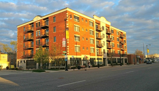 8255 Skokie Blvd in Skokie, IL - Foto de edificio
