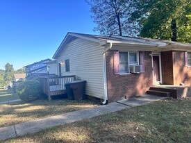 2204 Delta Pl, Unit B in Greensboro, NC - Building Photo