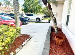 10614 Lake Shore Dr in Wellington, FL - Building Photo - Building Photo