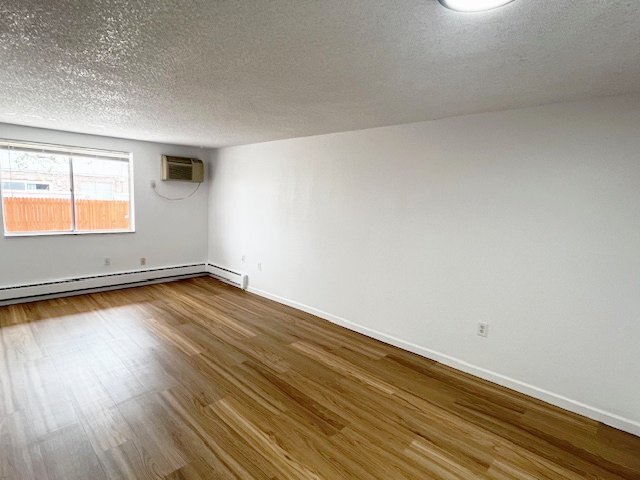 3300 S Clarkson St, Unit 103 in Englewood, CO - Foto de edificio - Building Photo