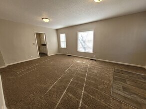 3927 8th Pl in Des Moines, IA - Building Photo - Building Photo