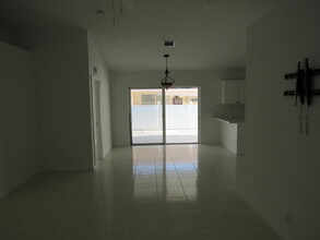 137 Vanessa St in Palm Springs, FL - Foto de edificio - Building Photo