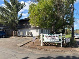 606 E Ninth St in Newberg, OR - Building Photo