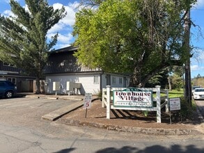 606 E Ninth St in Newberg, OR - Building Photo - Building Photo