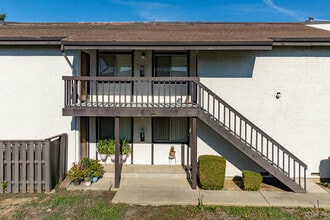 Country Club Apartments in Fairfield, CA - Foto de edificio - Building Photo