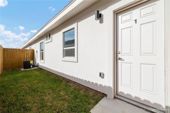 3309 Frio Ave, Unit 4 in McAllen, TX - Foto de edificio - Building Photo