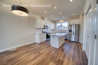 80 Magnolia Way SE in Calgary, AB - Building Photo - Building Photo